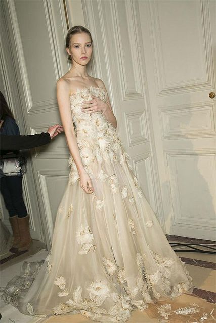 Sasha Luss, Formal Clothes, Valentino Haute Couture, Portraiture Painting, Runway Dresses, Dolce E Gabbana, Couture Gowns, Perfect Wedding Dress, Wedding Dress Inspiration