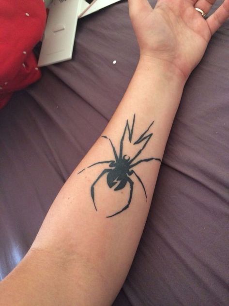 Emo Aesthetic Tattoos, Alternative Tattoo Ideas Grunge, Mcr Matching Tattoos, Emo Tattoos Ideas, Tattoo Ideas Metalhead, Mcr Spider Tattoo, Danger Days Spider Tattoo, 2000s Emo Tattoos, Cool Emo Tattoos