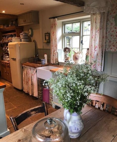 Grannycore Kitchen, Houses Countryside, Grandmacore House, Cottage Homes Interior, Earthy Cottage, English Cottage Kitchens, Cozy English Cottage, English Cottage Interiors, Cosy Kitchen