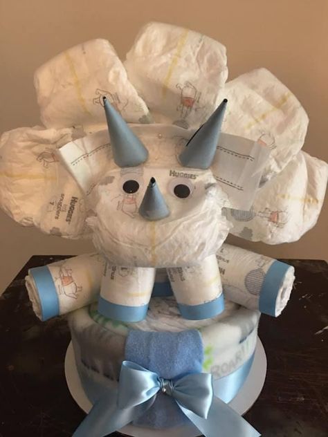 Dinosaur Diaper Cake, Dinosaur Baby Shower Theme, Dragon Baby Shower, Diaper Gifts, Baby Shower Baskets, Baby Shower Prizes, Nappy Cake, Diaper Cake Boy