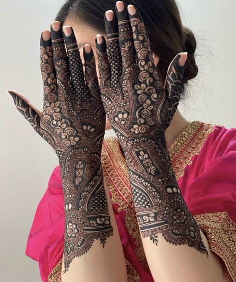 Mehandi Designs For Back Hands Bridal, Kashees Mehndi Design Bridal, Kashees Mehndi Design Beautiful, Mehndi Disain, Mehendi Hands, Kashees Mehndi, Pakistani Mehndi Designs, Kashee's Mehndi Designs, Beautiful Simple Mehndi Design