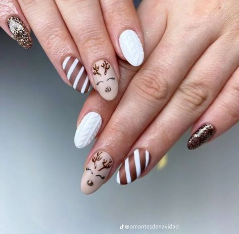 Christmas Nails Present, Nude Christmas Nails, Painted Reindeer, Graffiti Nails, La Christmas, Glitter Snowflakes, Festive Nails, Winter Nail Ideas, Nails Art Ideas