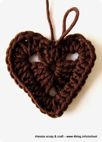 San Valentino: tutorial cuori granny all’uncinetto   <3 Crochet Motif Patterns, Fabric Hearts, Valentines Crochet, Crochet Bookmarks, Crochet Heart, Crochet Applique, Crochet Squares, Irish Crochet, Love Crochet