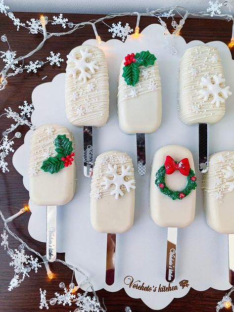 Rose Cake Pops, Christmas Glitter Ornaments, Popsicles Cake, 25 Anniversary Cake, Cake Pop Decorating, Christmas Cake Pops, Bakery Menu, Christmas Prep, Floral Cupcakes