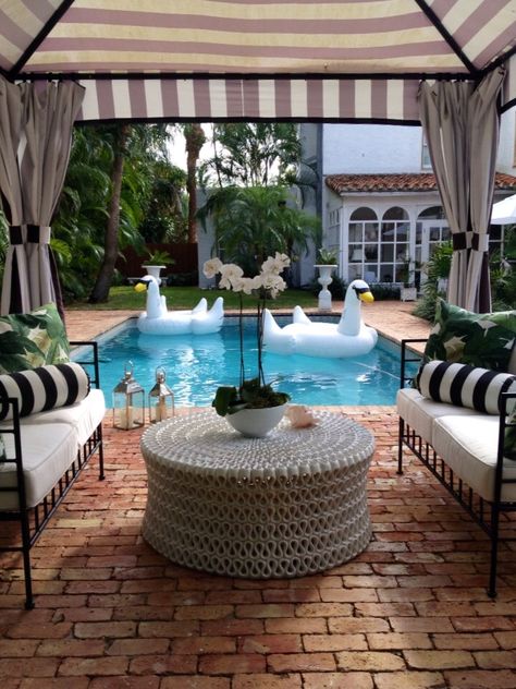 Palm Beach Chic Home For Sale | Palm Beach Lately Chic Backyard, Palm Beach Style, Casa Exterior, Pool Decor, Beach Chic, Tropical Houses, Home Modern, Pool Landscaping, Pool Patio