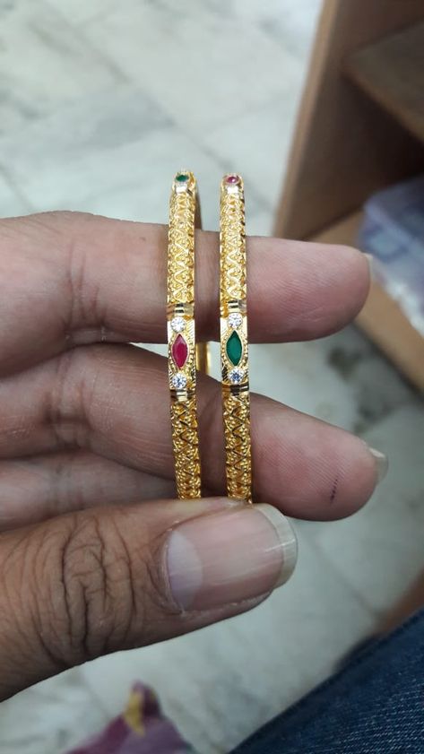 Malabar Gold Jewellery, Gold Jewellery Bangles, Antique Necklace Gold, Plain Gold Bangles, Buccellati Jewelry, Kids Gold Jewelry, Small Earrings Gold, Jewellery Bangles, Stone Bangles