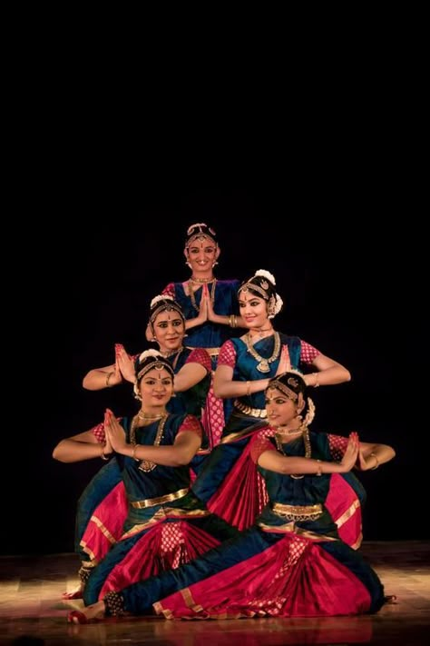 Bharatanatyam Costume Colors, Dhavani Designs, Bharatanatyam Dress, Bharatnatyam Poses, Sun Costume, Bharatanatyam Costume, Bharatanatyam Dancer, Bharatanatyam Poses, Dancing Pose