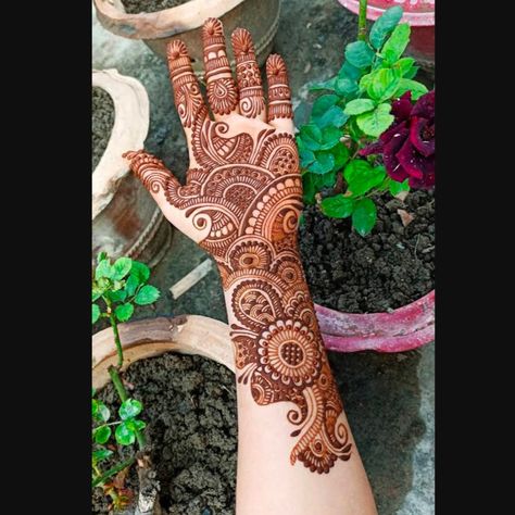 Silver Blouse Designs Latest, Bale Mehndi Design, Silver Blouse Designs, Bd Dress, Mehndi Pics, Arabian Mehndi, Learn Henna, Cartoons Krishna, Beautiful Simple Mehndi Design