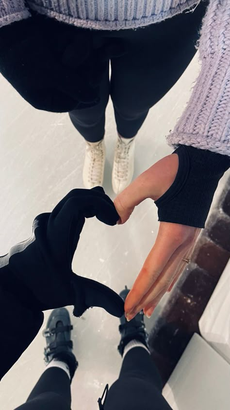 Best friends, hart, photo ideas, aesthetic, snow, ice skating, winter Best Friend Ice Skating Pictures, Ice Skating Bff Pictures, Ice Skating Fits With Friends, Figure Skating Pictures Ideas, Ice Skating Inspo Pics, Ice Skating Photo Ideas With Friends, Cute Christmas Couple Photos, Ice Skating Picture Ideas, Ice Skating Poses With Friends