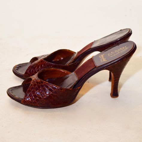 Open Back Shoes, 80s Heels Vintage, Vintage Red Heels, Small Heels Sandals, Y2k Kitten Heels, Vintage Heels Aesthetic, Red And Brown Aesthetic, 1940s Heels, Vintage Shoes Aesthetic