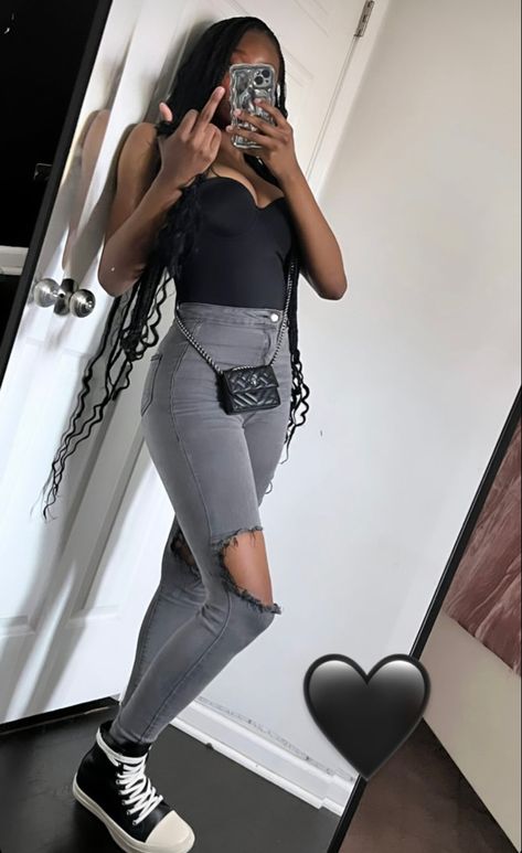 Baddie Air Force 1 Outfit, Birthday Outfits With Jeans, Jeans Baddie Outfit, Calipso Shoes Outfits, Grey Jeans Outfit Black Women, Casual Birthday Outfit Ideas, Simple Birthday Outfits, Black Cute Outfits, Cute Birthday Outfits For Winter