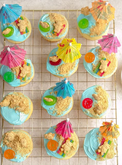 Beach Cupcakes Pool Party Cupcakes Girl, Cupcake Beach Theme, Beach Theme Cupcakes Birthday, Beach Cupcakes Ocean Themes, Beach Cupcakes Ideas, Pool Party Cupcake Ideas, Island Cupcakes, Beach Party Cupcakes, Mermaid Desserts