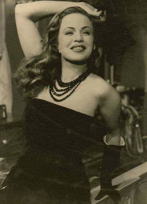 Hend Rostom Hend Rostom, Egyptian People, Egyptian Princess, Egyptian Movies, Blonde Actresses, Egyptian Beauty, Egyptian Women, Egyptian Actress, Old Egypt