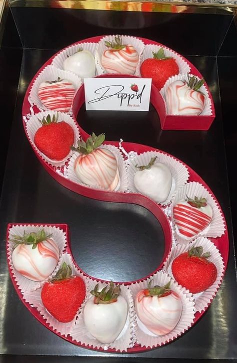 Vday Food, Strawberry Letters, 27th Birthday Cake, Strawberries Ideas, Chocolate Covered Desserts, Chocolate Covered Strawberry Recipe, Chocolate Dipped Fruit, Strawberry Gifts, Chocolate Covered Fruit