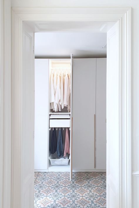 Le mur d’armoires PAX customisé - IKEA Armoire Pax Ikea, Dressing Ikea, Armoire Pax, Bedroom Built In Wardrobe, Bathroom Ensuite, Attic Bathroom, Ikea Pax, Ikea Family, Built In Wardrobe