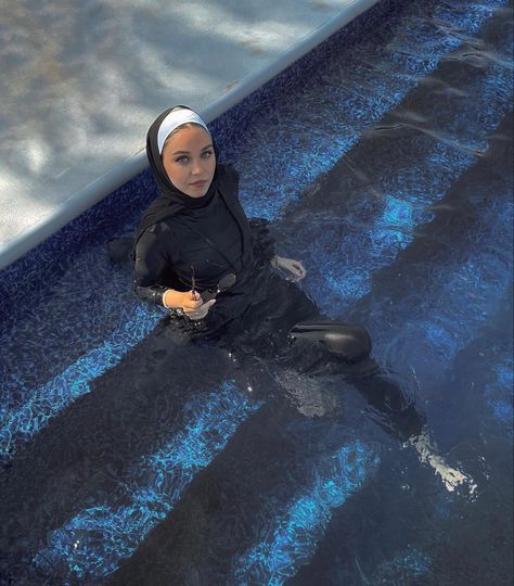 Burkini Aesthetic, Hijab Beach Outfit, Workout Shoot, Swimming Pool Outfit, Perhentian Island, Outfit Ideas Hijab, Sports Hijab, Muslimah Photography, Vacation Pics