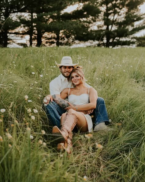 Excuse me, you look like you love me // ✨ @ava.elias17 Farming Couple Pictures, Couple Photoshoot Clothes, Guy And Dog Photoshoot, Golden Hour Field Photoshoot Couple, Fall Farm Couple Pictures, Fall Engagement Pics Outfits, Engagement Photos Farm Country, Couple Poses Laying Down, Western Fall Couples Photoshoot