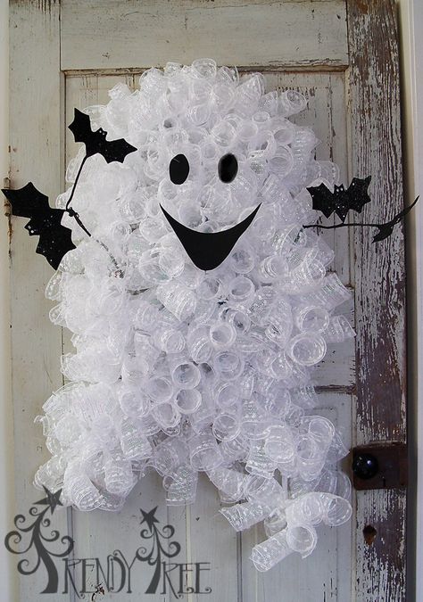 Ghost Wreath Tutorial - Trendy Tree Blog - include video and written instructions, supply list Ghost Wreath, Monster Wreath, Making Mesh Wreaths, Diy Halloween Wreath, Wreath Project, Deco Wreaths, Adornos Halloween, Halloween Tattoo, Halloween Wreaths