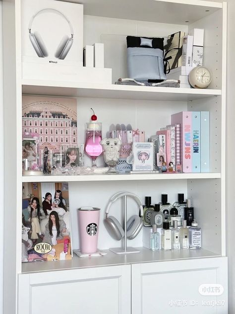 Kpop Albums Shelf, Home Shelf Decor, Home Shelf, Pinterest Room Decor, Girly Room, Room Shelves, Room Desk, Cute Room Ideas, Cozy Room Decor