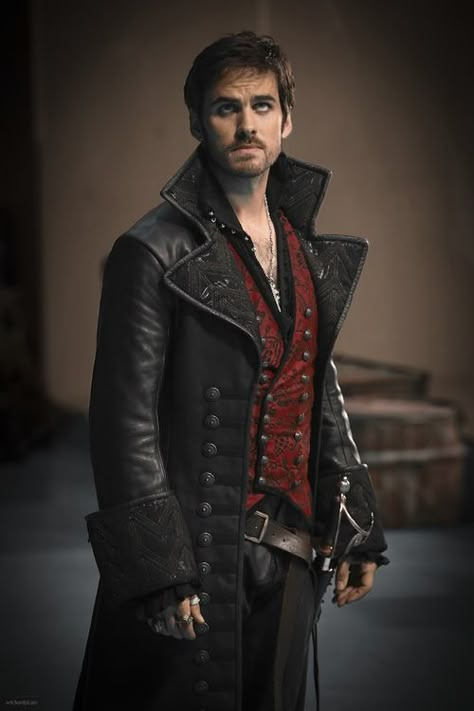 Can't get enough of frock coats. Blame it on Alan Breck for starting that fad :P Gothic Mode, Steampunk Men, Mode Steampunk, Steampunk Pirate, The Dark One, Frock Coat, Colin O'donoghue, Steampunk Costume, Steampunk Clothing