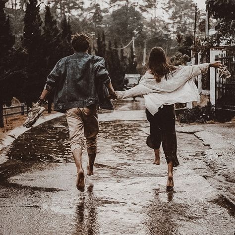 Rainy Photoshoot, Rainy Engagement Photos, Couple In Rain, Running In The Rain, Image Couple, Couple Running, Under The Rain, Cadeau Photo, Couple Wallpaper