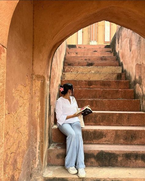 Fatehpur Sikri Photography Poses, No Face Photography, Hyderabad Aesthetic, Delhi Aesthetics, Rajasthan Aesthetic, Varanasi Photography Beautiful, Fort Photography, Kurti With Jeans, Fairytale Photoshoot