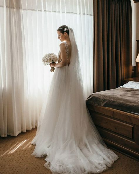 Bride Dress Photography, Wedding Prep Photography, Bride Preparation Photos Ideas, Bride Getting Ready Photoshoot, Bride Only Photos, Individual Bride Photos, Get Ready Bride Photo Ideas, Bridal Prep Photography, Bride Photoshoot Bridal Portraits