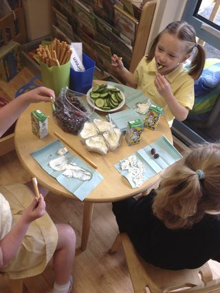 Snack area - Alistair says that Halton Lodge have a small but perfectly formed snack area with a 'Have a go if you want to' waiting area with levelled challenges in it (",) Snack Area Ideas, Kitchen Kindergarten, The Enormous Turnip, Snack Area, Preschool Snack, Reception Classroom, Curiosity Approach, Nursery Planning, Eyfs Ideas