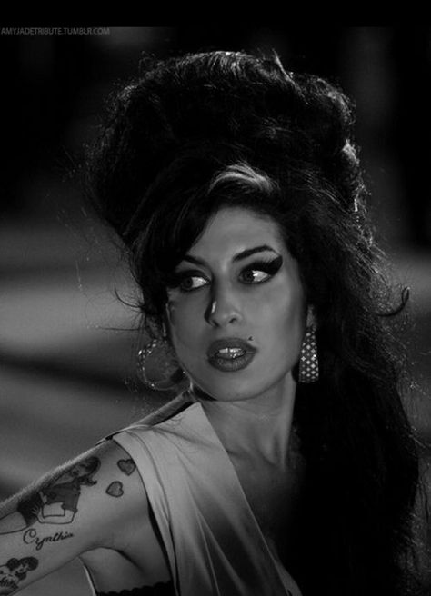 Amy Winehouse Birthday, Amy Winehouse Black, Amy Wine, Amy W, Amy Winehouse Style, Female Rock Stars, Fantasias Halloween, Amy Winehouse, Back To Black