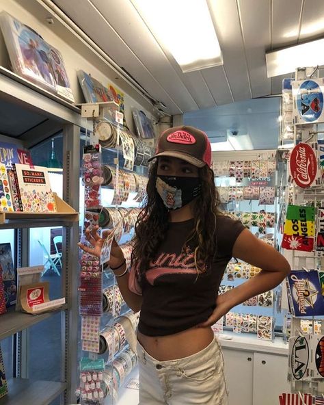 Low Waisted Jeans, Cap Outfit, Jeans Brown, Brown And Pink, Pink Y2k, Von Dutch, 90s Outfit, 2000s Fashion Outfits, Brown Outfit