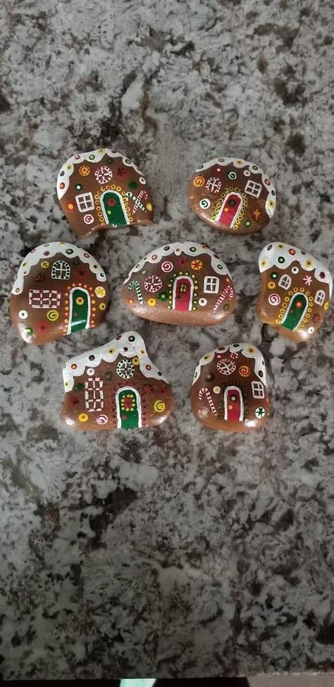 Painting Rocks Christmas Ideas, Easy Christmas Rock Painting, Christmas Painted Stones, Painted Rocks Diy Easy, Holiday Painted Rocks, Winter Rock Painting Ideas, Christmas Rock Painting Ideas Easy, Cute Painted Rocks, Painting Seashells