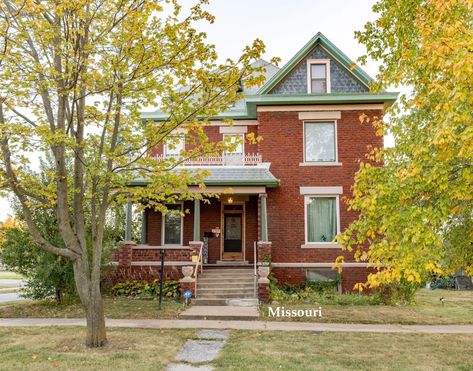 Beautiful Cheapish c.1900 Missouri Victorian Home For Sale $186K - Old Houses Under $50K Old Mansions For Sale, 1900 House, Restored Victorian Homes, Old Victorian House, Oak Mantel, Historic Homes For Sale, Old Mansions, Old Houses For Sale, Mansions For Sale