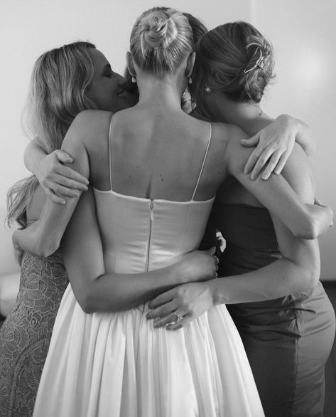 Bridesmaid First Look, Wedding Photography Shot List, Sacred Union, Wedding Background Decoration, Foto Wedding, Marry Your Best Friend, Bridal Prep, Wedding Picture Poses, Bridal Poses