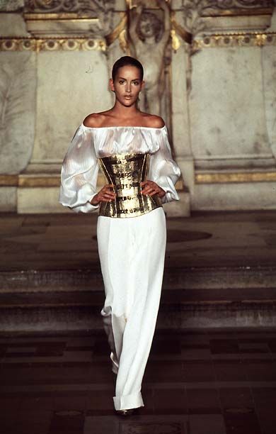 Gold Leopard: Givenchy Spring / Summer Couture 1997 Givenchy 90s, Georgina Grenville, Givenchy Haute Couture, Haute Couture Style, 90s Runway Fashion, Vintage Runway, Mcqueen Fashion, Spring Couture, Couture Mode