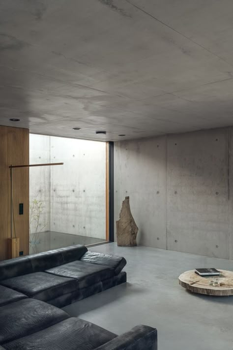 Concrete Minimalist House, Brutalism Interior, Brutalist Interior, Spring Layering, Decoration Beton, Moody Aesthetic, Modern Minimalist House, Concrete Interiors, Fashion Minimal