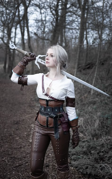 Warrior Outfits Female, Ciri Cosplay, Yennefer Cosplay, Elf Cosplay, Warrior Costume, Warrior Outfit, Fair Outfits, Yennefer Of Vengerberg, Female Knight