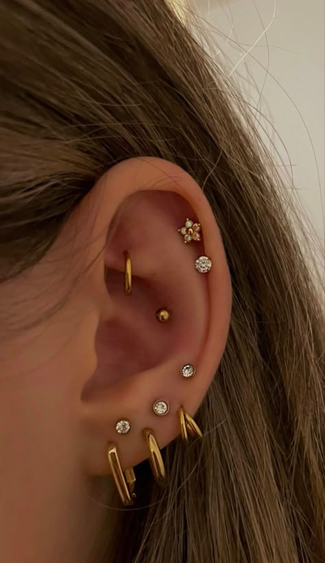 Gold Ear Curation, Stacked Lobes, Earrings Piercings, Minimalist Ear Piercings, Ear Curation, Ear Peircings, Evry Jewels, Piercing Conch, Ear Lobe Piercings