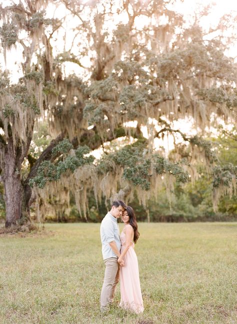 Spanish Moss Trees, Spring Engagement Pictures, Christmas Engagement Photos, Spring Home Decor Ideas, Mint Photography, Photo Christmas Tree, Romantic Ideas, Spring Photoshoot, Family Beach Pictures