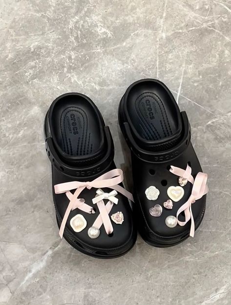 Black Croc Aesthetic, Black Crocs Jibbitz Ideas, Kpop Crocs, Aespa Crocs, Crocs Inspo Charms, Coquette Crocs, Black Crocs Aesthetic, Black Crocs With Jibbitz, Crocs Jibbitz Aesthetic