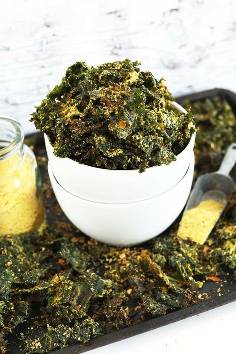 30-Minute Cheesy Kale Chips Cheesy Kale Chips, Falafel Vegan, Kale Chips Baked, Nutritional Yeast Recipes, Kale Chip Recipes, Baked Kale, Glutenfree Recipe, Minimalist Baker, Kale Recipes