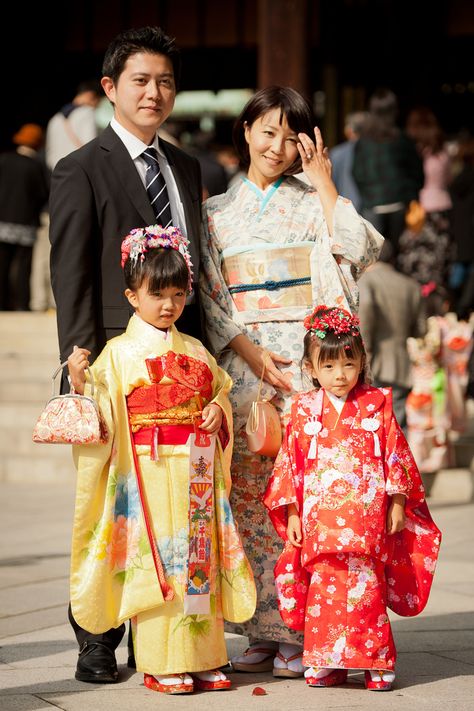 Shichi Go San - Family Portrait Shichi Go San, Traditional Japanese Clothing, Festival Kimono, Asian Things, Japanese Traditional Clothes, Furisode Kimono, Japanese Kids, Japanese Yukata, Fireworks Festival