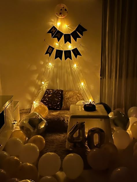 Candle Light Birthday Decoration, How To Celebrate Boyfriends Birthday, Simple Birthday Surprise, 40th Birthday Decor, Birthday Decoration Ideas At Home, Birthday Decors, Bday Decor, Birthday Room, Birthday Decorations At Home