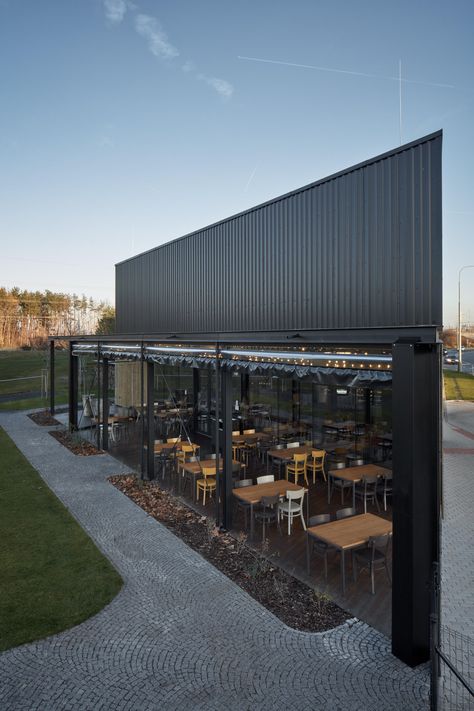 Brewery Bar Design, Modern Brewery, Beer Garden Design, Industrial Coffee Shop, Brewery Ideas, Rooftop Restaurant Design, Restaurant Exterior Design, Brewery Taproom, Steel Restaurant