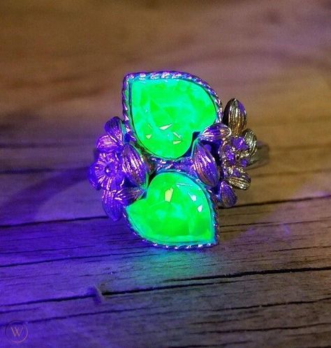 Vaseline Glass Jewelry, Uranium Element, Uranium Glass Display, Uranium Glass Aesthetic, Uranium Jewelry, Uranium Glass Jewelry, Medieval Things, Uranium Glass Vintage, Age Photos