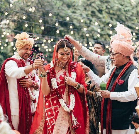 Dia Mirza Reveals Her Choice Of A Female Priest At Wedding Created Conversation, 'Achcha They Exist' Dia Mirza Wedding, Indian Wedding Garland, Second Marriage, Flower Garland Wedding, Celebrity Bride, Dia Mirza, Indian Bride Outfits, Bengali Wedding, Wedding Mandap