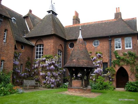 Red House Morris, William Morris Architecture, Red House Bexleyheath, The Red House William Morris, William Morris Red House, William Morris Home, Arts And Crafts Movement Design, Arts And Crafts Architecture, William Morris Interior