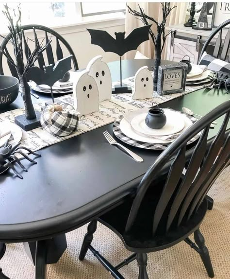 Dekorasi Halloween, Halloween Kitchen Decor, Halloween House Decoration, Halloween Tablescape, Halloween Decor Diy, Farmhouse Halloween, Halloween Table Decorations, Adornos Halloween, 2023 Halloween