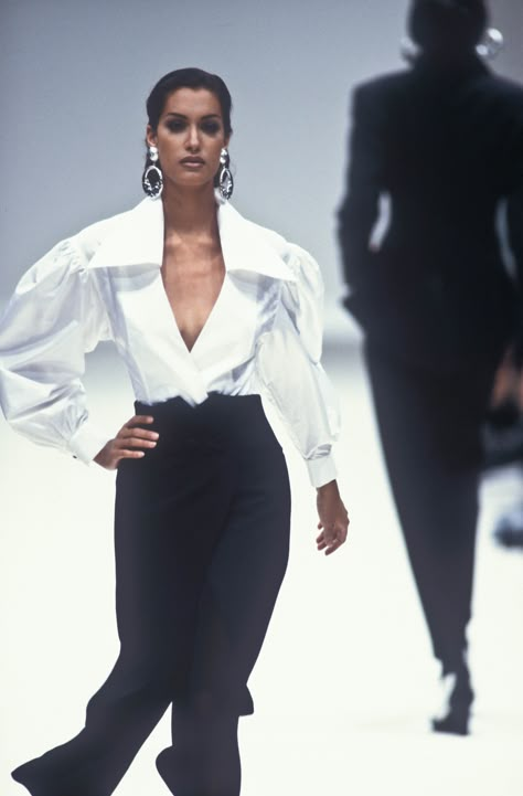 Yasmeen Ghauri / Gianfranco Ferre' Runway 1992 Supermodel 90s, Vogue 90s, 90s Vogue, 90s Outfit Inspiration, Hairstyles 90s, 90s Outfits, Yasmeen Ghauri, Models 90s, 90s Runway Fashion