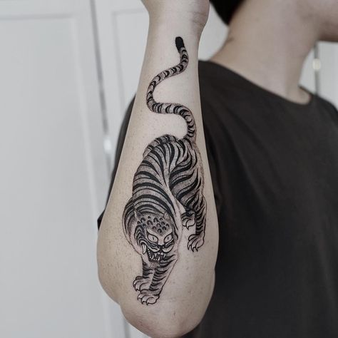 Good luck tiger tattoo inked on the right forearm Pointillism Tattoos, Workout Artwork, Tattoo Tiger, Cage Tattoos, Belly Tattoos, Ribcage Tattoo, Back Of Shoulder Tattoo, Samurai Tattoo, Best Friend Tattoos