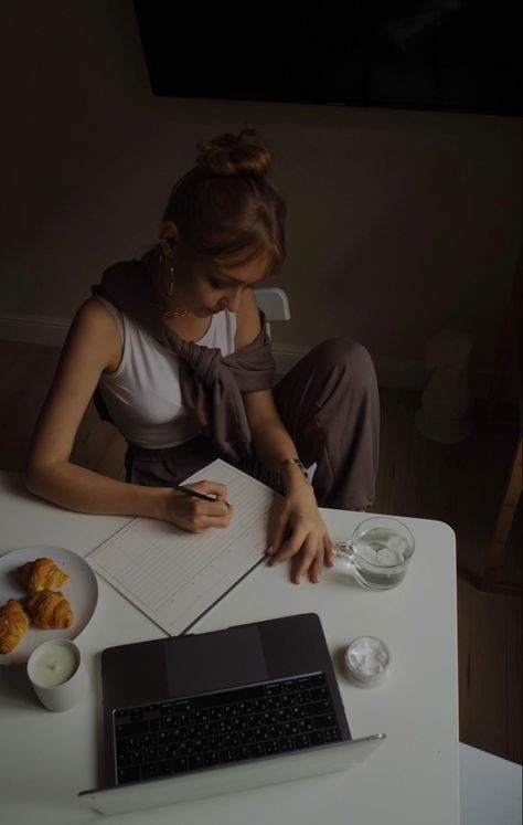 Someone Writing Photography, Woman Work Aesthetic, Studying Photoshoot, Female Author Aesthetic, Creative Girl Aesthetic, Woman Writing Aesthetic, Photoshoot With Laptop, Study Photoshoot, Writer Girl Aesthetic